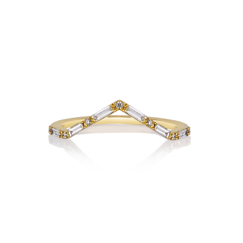 Diamond baguette ring set in 18K yellow gold