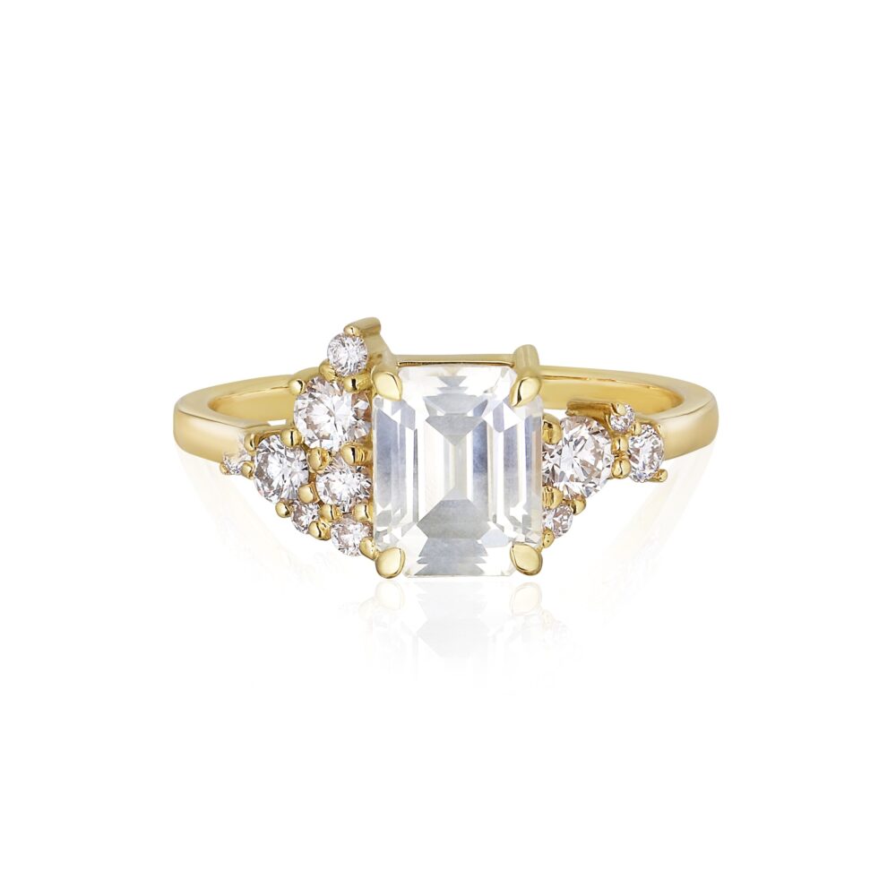 2ct sapphire ring with diamonds set in 18K yellow gold