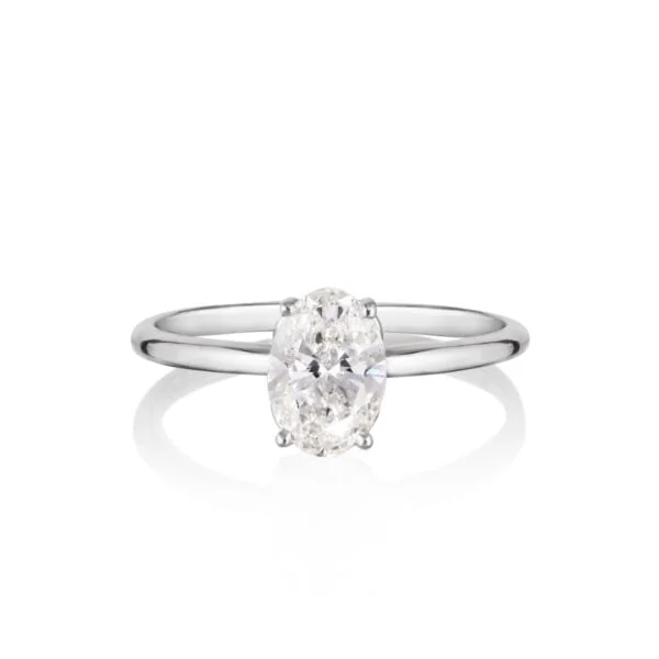 Oval engagement ring