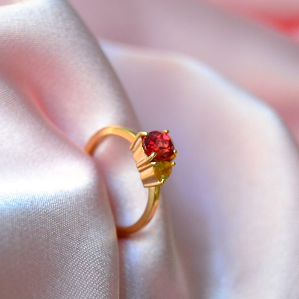 Red toi et moi ring in yellow gold