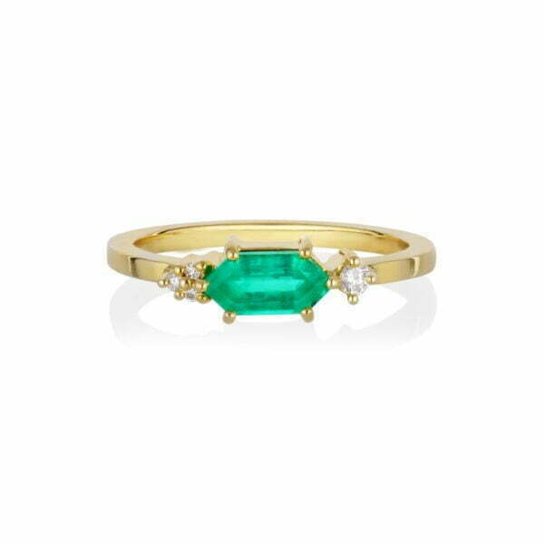 Emerald ring with VS1 diamonds set in 18K yellow gold