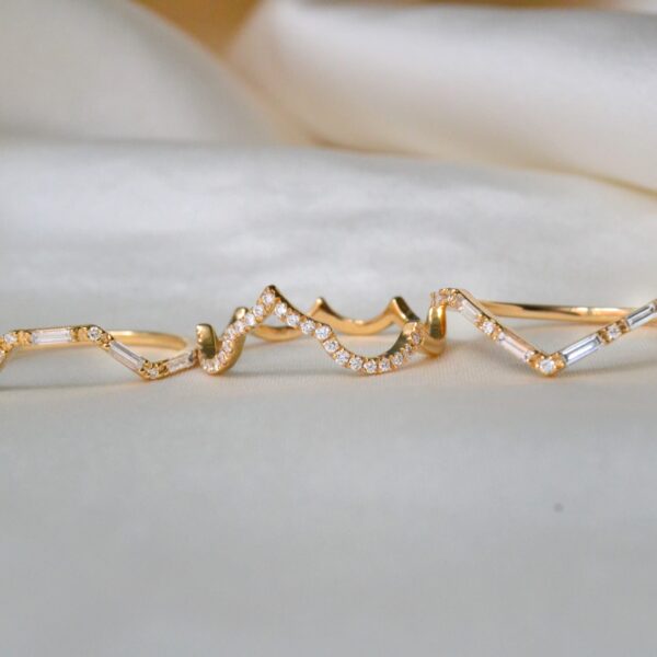 Stackable rings with baguette diamonds set in 18K yellow gold