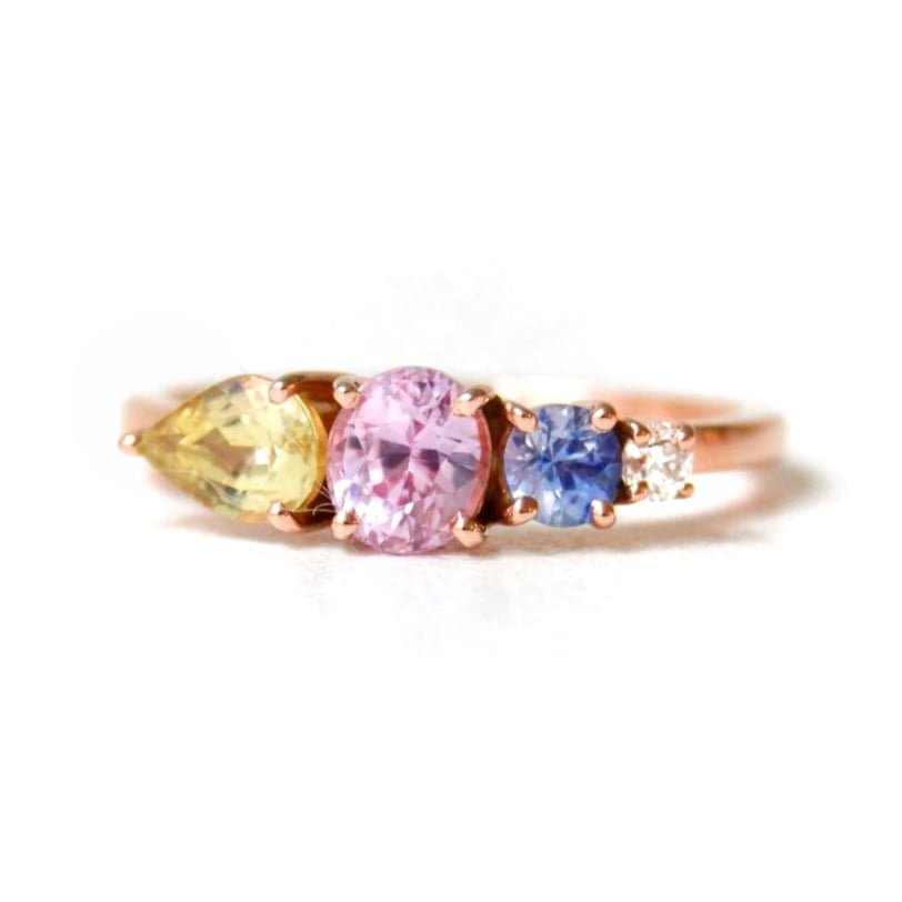pastel sapphire ring in 18k yellow gold