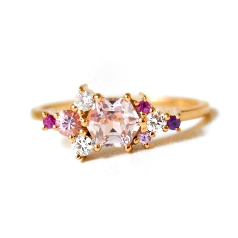 peach sapphire ring made of 18k yellow gold