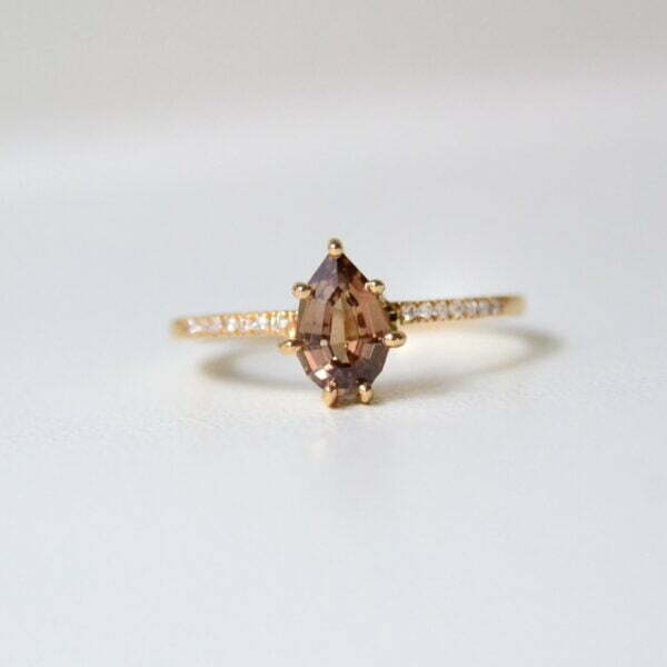 Brown sapphire ring with diamonds in 18k yellow gold