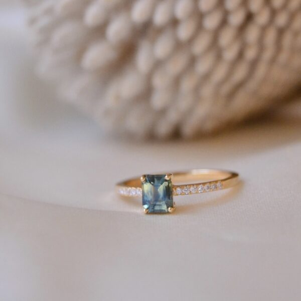 Bi-color sapphire ring