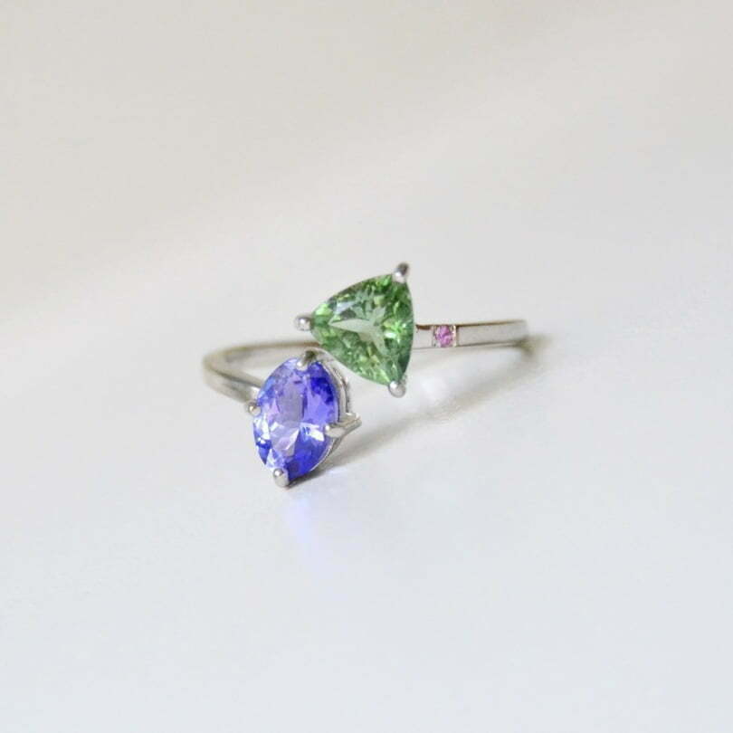 Tourmaline and tanzanite ring made of 18K white gold in a split design