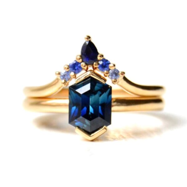 Teal sapphire ring stack made of 18k yellow gold