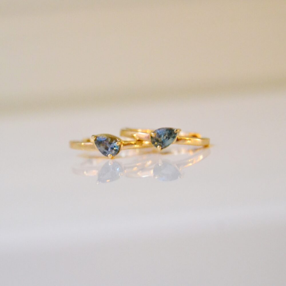 Teal sapphire earrings in 18K yellow gold