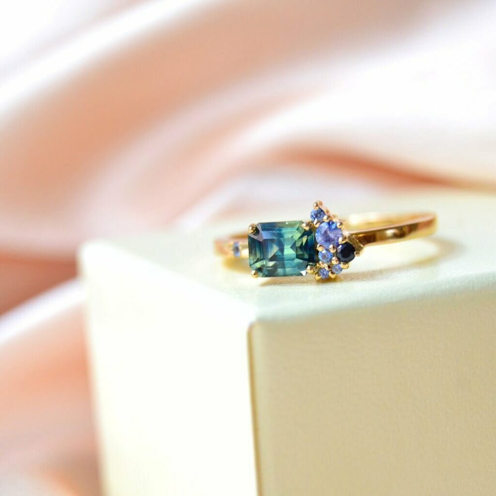 Bi-color sapphire ring with blue details