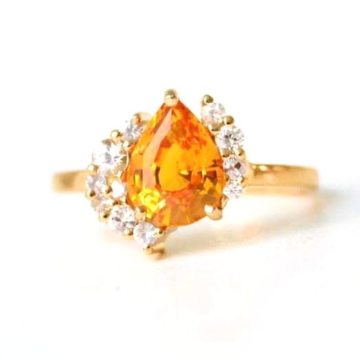 Orange sapphire ring set in 18k yellow gold