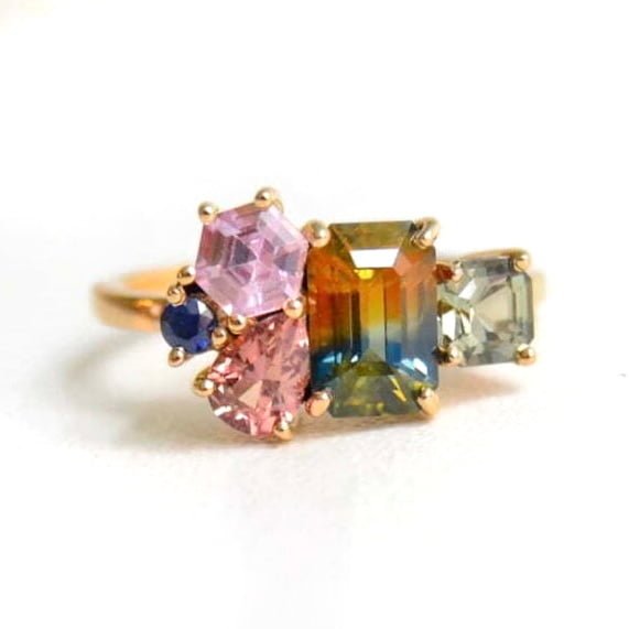 Bicolor sapphire ring made of 18k yellow gold