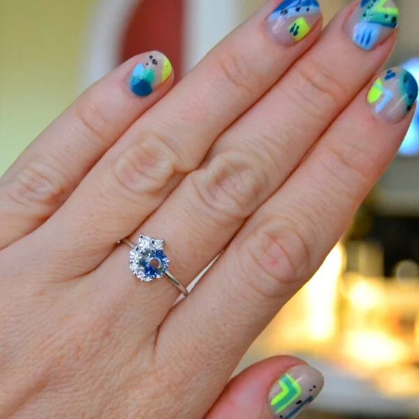 Bi-color sapphire and diamond ring made of 18k white gold