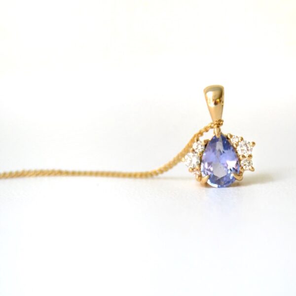 Blue sapphire pendant with diamonds