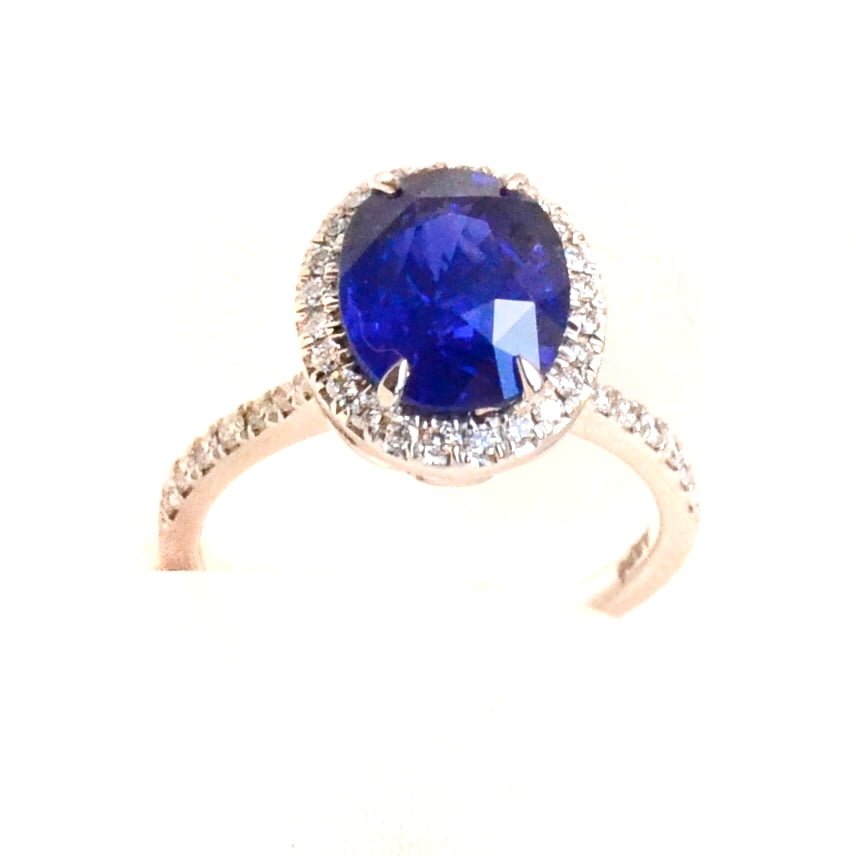 royal blue sapphire ring with diamonds set in 18k white gold
