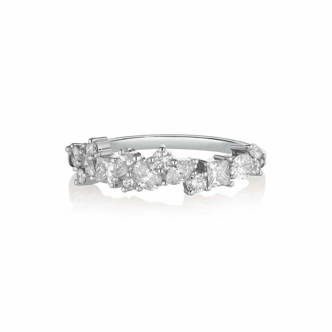White gold diamond ring with asymmetric set diamonds