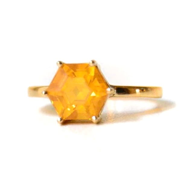 orange sapphire ring made of 18k yellow gold