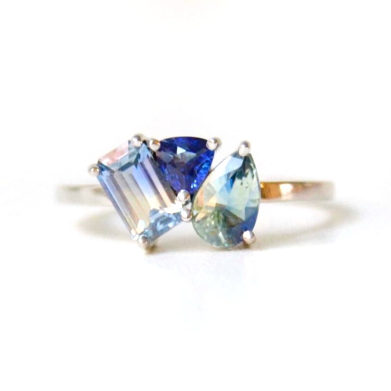 Ring with bi-color sapphires