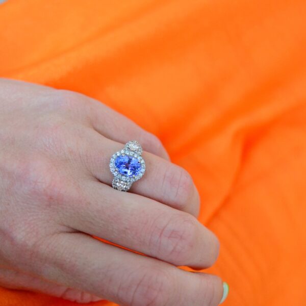 Blue sapphire halo ring in platinum with VS1 diamonds