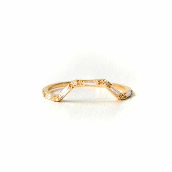 Diamond baguette ring with VS1 diamonds set in 18K yellow gold