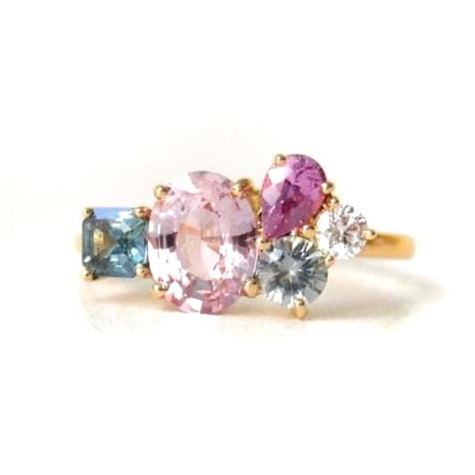 Pastel sapphire ring made of 18k yellow gold