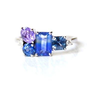bi-color blue sapphire ring made of 18k white gold