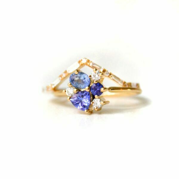 Cluster ring with sapphire, tanzanite and diamonds set with a baguette ring made of 18k yellow gold