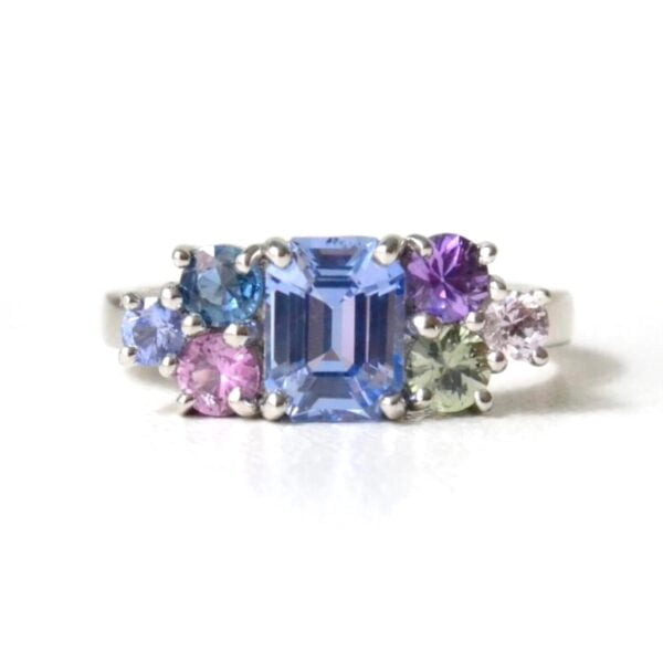 Blue sapphire cluster ring made of 18k white gold