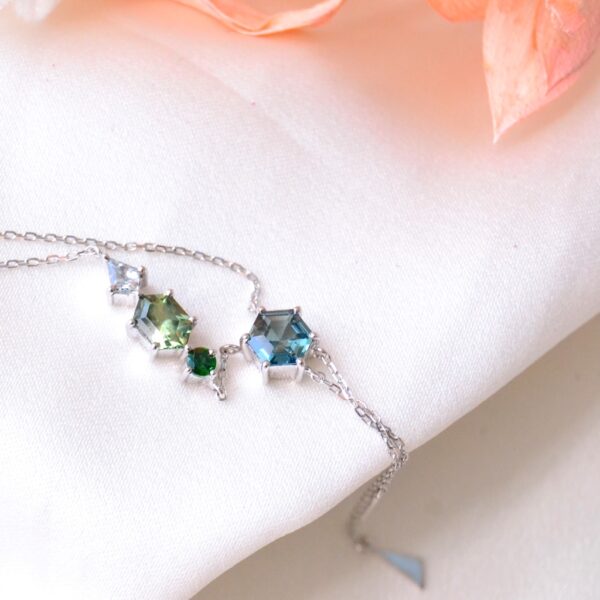 Necklace with sapphire and tsavorite in white gold