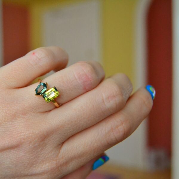 Bi-color sapphire toi et moi ring with green sapphire set in 18k yellow gold