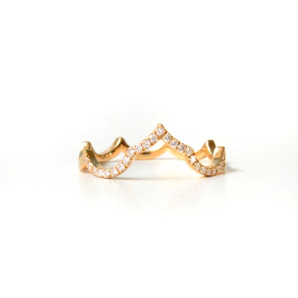 Diamond crown ring with VS1 diamonds set in 18K yellow gold