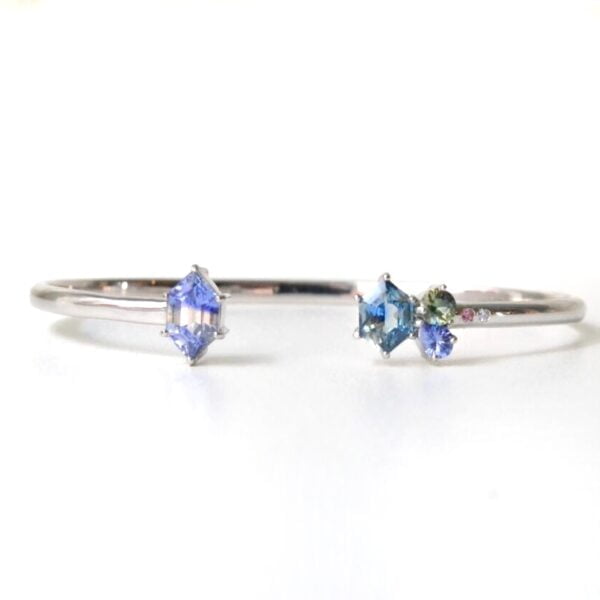 Bangle with sapphires made of 18k white gold