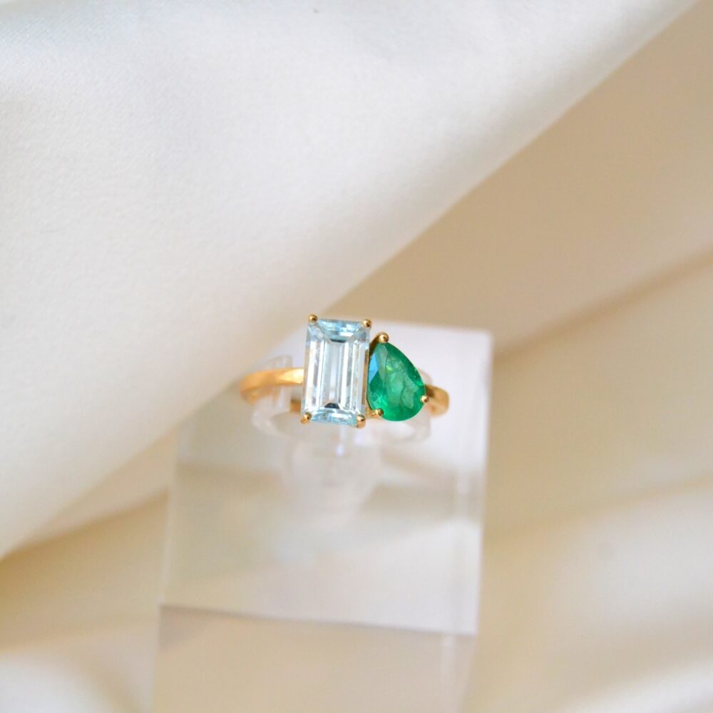 Birthstone toi et moi ring with aquamarine and emerald