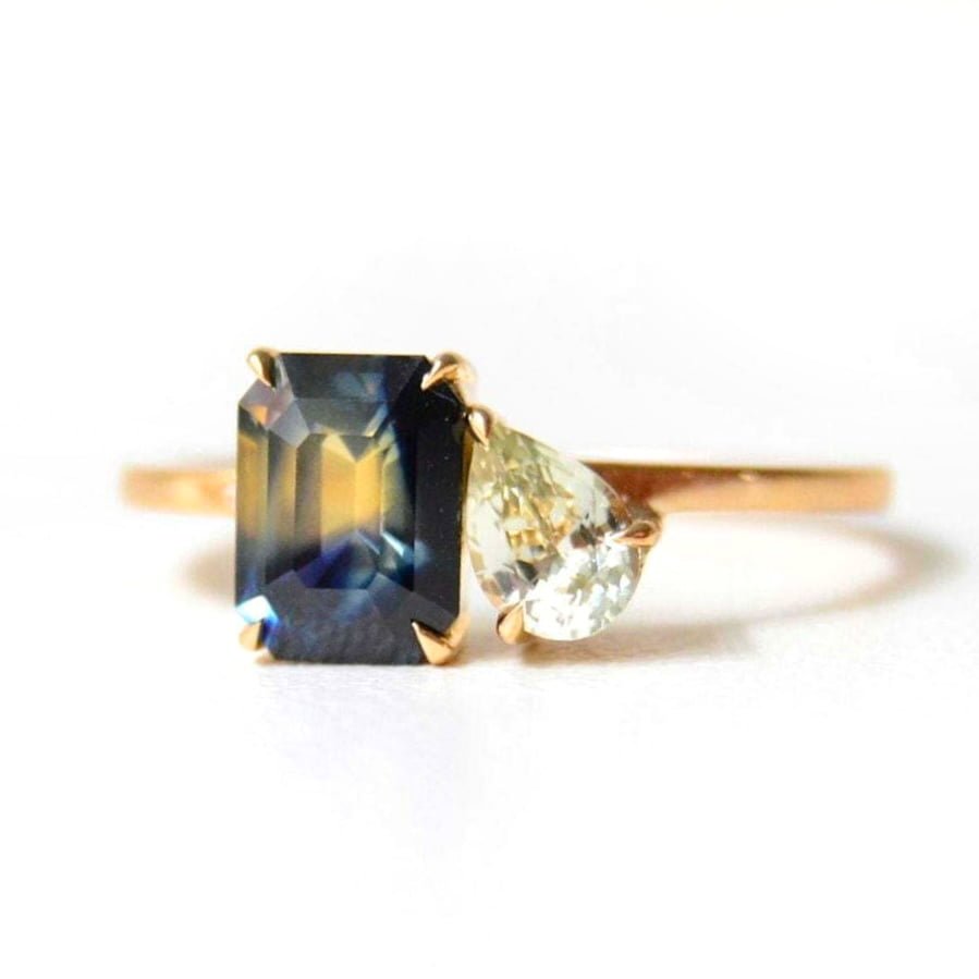 bi-color sapphire ring made of 18k yellow gold