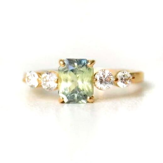 Radiant cut sapphire five stone ring made of 18k yellow gold