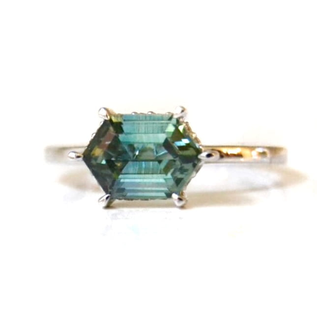 Green sapphire ring With diamonds