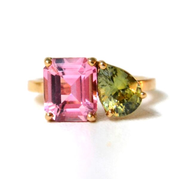 Tourmaline toi et moi ring with sapphire set in 18K yellow gold.