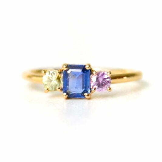Color blocking sapphire ring made of 18k yellow gold