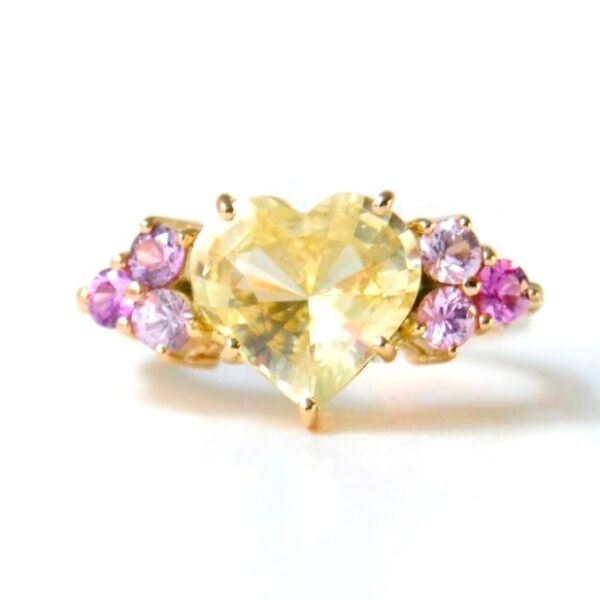 heart sapphire ring in 18k yellow gold