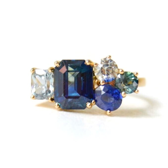 teal sapphire ring made of 18k yellow gold