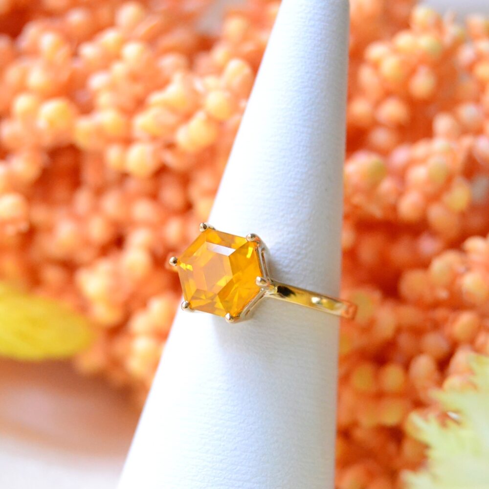 3.80ct orange sapphire ring of 18K yellow gold