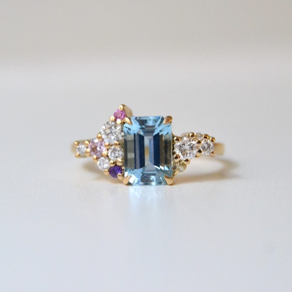 Aquamarine ring with diamonds and sapphires set in 18K yellow gold