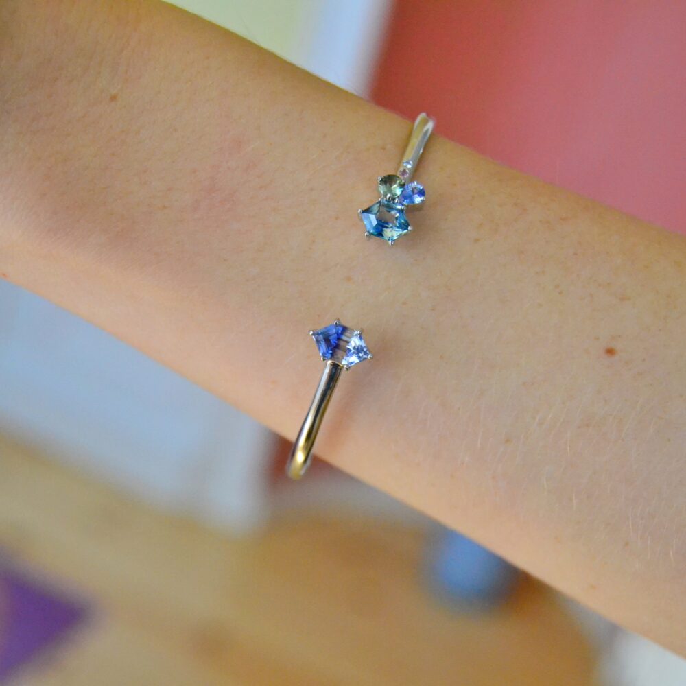 Bangle with bi-color and teal sapphire in 18K white gold