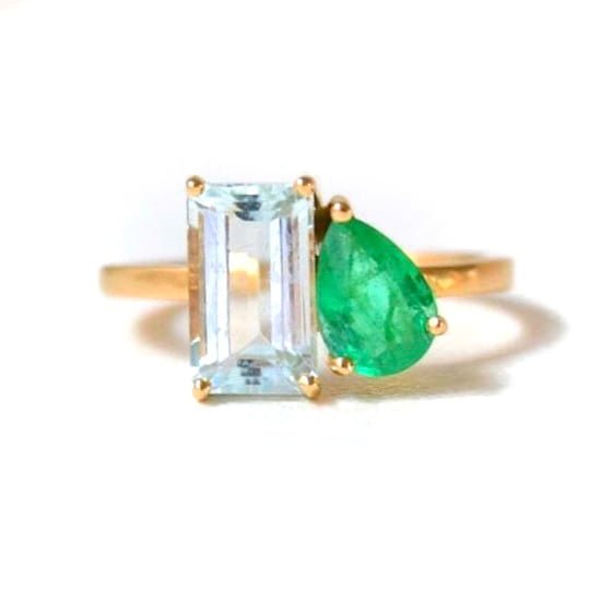 Toi et moi ring with aquamarine and emerald