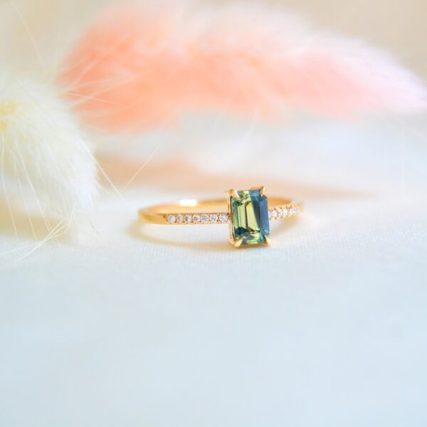 Bi-color unheated sapphire ring with diamonds