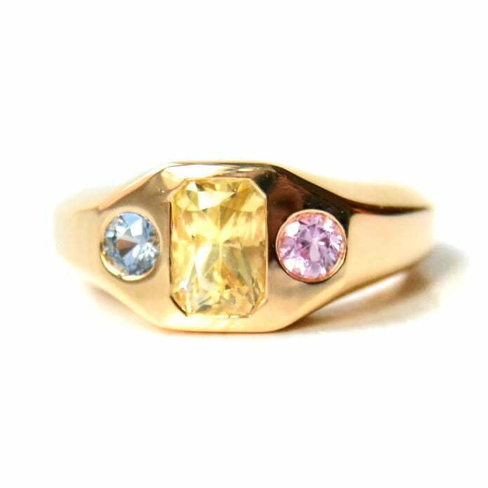signet ring with sapphires made of 18k yellow gold
