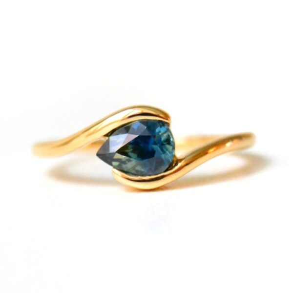 Unheated bi-color sapphire ring Made of 18k yellow gold