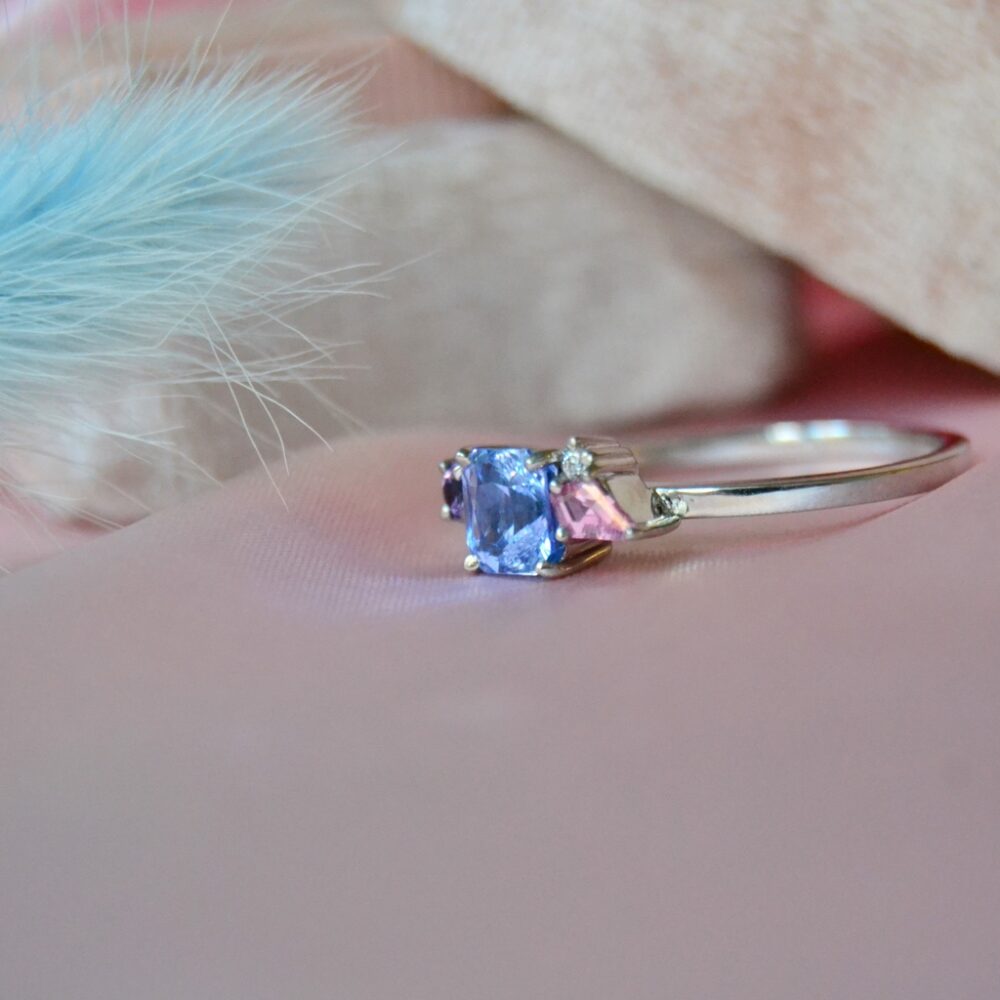 Multicolor threestone ring with sapphires