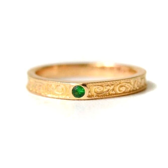 carved gold band with tsavorite