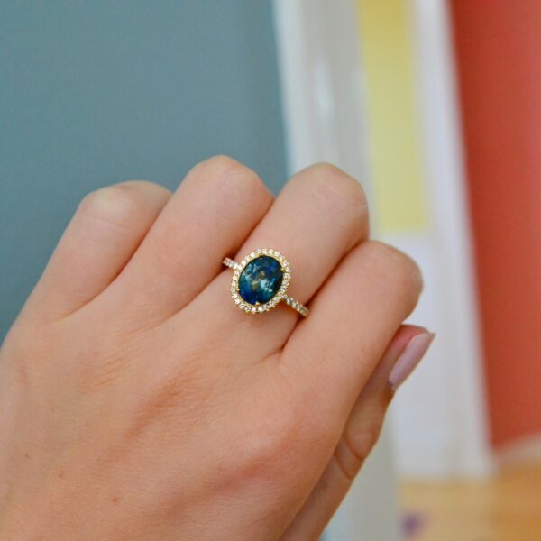 Color changing sapphire ring